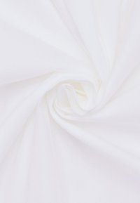 Witte stof, gladde textuur, zacht en lichtgewicht, gerangschikt in een spiraal, wat het vloeiende ontwerp en de egale kleur benadrukt.