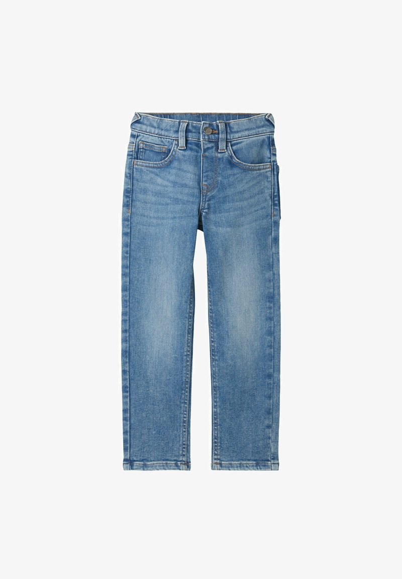 Jean en denim bleu délavé avec bouton frontal, passants de ceinture et design cinq poches, posé à plat sur fond blanc.