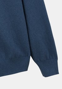 Pull en maille bleu marine avec ourlet et poignets côtelés, présentant une texture lisse et un col rond.
