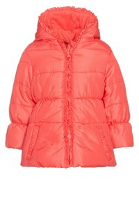 Koraalkleurige pufferjack met capuchon, voorzien van gerimpelde accenten langs de rits en zakken, en een glanzende, gladde textuur.