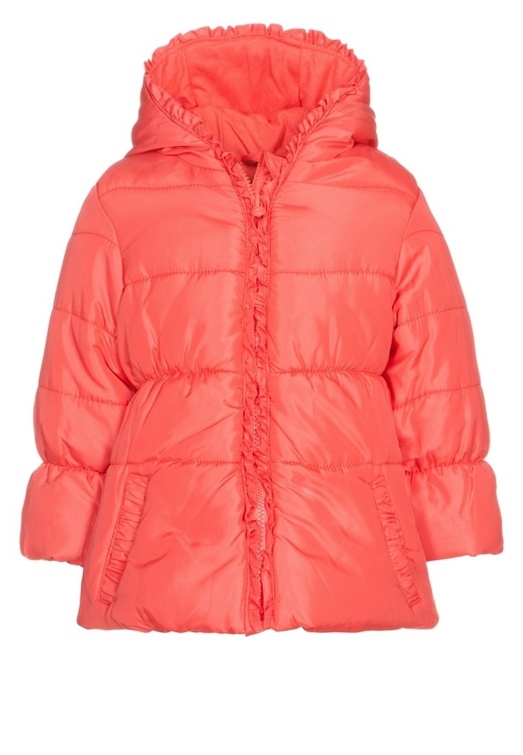 Koraalkleurige pufferjack met capuchon, voorzien van gerimpelde accenten langs de rits en zakken, en een glanzende, gladde textuur.