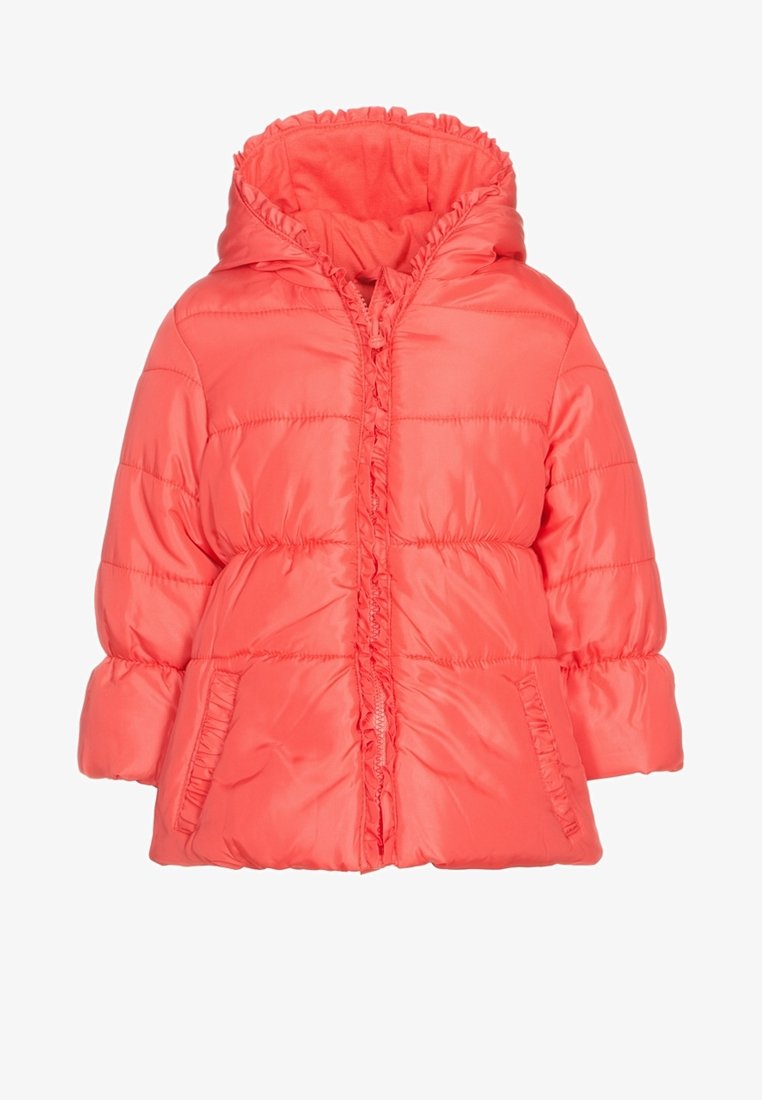 Koraalkleurige pufferjack met capuchon, voorzien van gerimpelde accenten langs de rits en zakken, en een glanzende, gladde textuur.