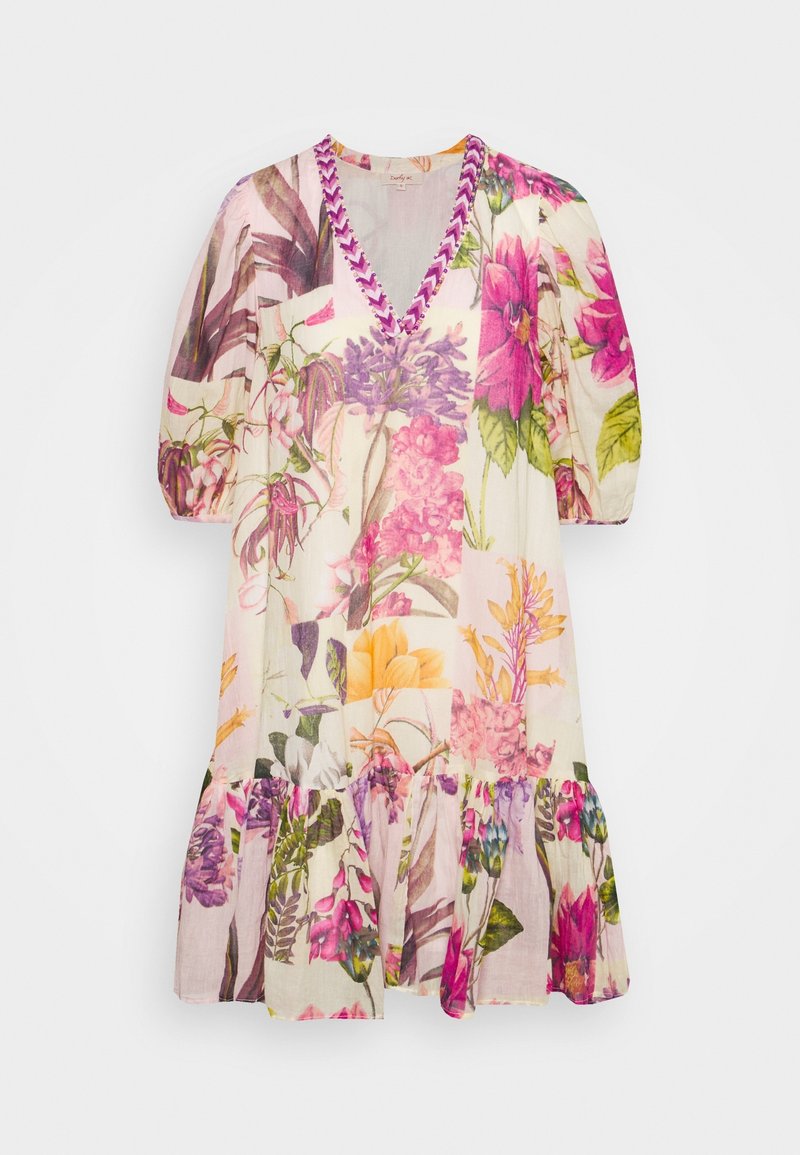 Robe à imprimé floral avec des fleurs violettes, roses, jaunes et vertes, col en V avec bordure violette et manches trois-quarts bouffantes.