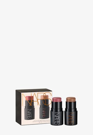 Due prodotti mini stick per fard e contouring di NARS, uno rosa e uno marrone, con confezione nera e scatola esterna mostrata.