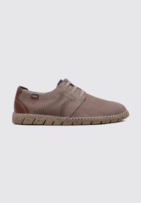 Zapatos de ante marrón con un diseño perforado. Cuentan con cordones grises, un acento de tacón marrón oscuro y una suela de goma texturizada con costuras.