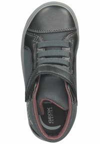 Zapato de cuero negro con cordones y tira de velcro. Punta redondeada, suela de goma gris y forro de textil suave con acentos en color burdeos.