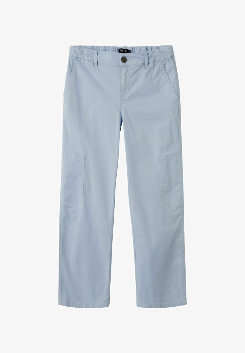 Svetlo modri bombažni cargo hlače z elastiko v pasu, sprednjimi žepi in dvema stranskima žepoma. Gladka tekstura in sproščen oblikovanje.