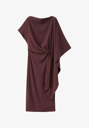 Asimetrična tamnobraon midi haljina s naboranim naborom u području struka i jednim slobodno padajućim rukavom.