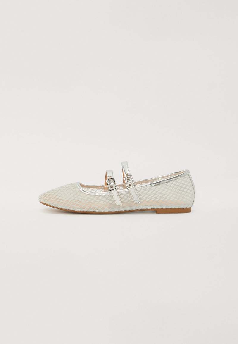 Bailarinas de rejilla plateadas con puntera puntiaguda, presentan dos correas metálicas con hebillas y una suela plana marrón.