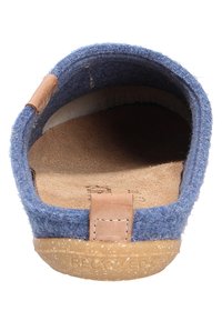 Pantofole in feltro blu con una morbida soletta beige, dettaglio in pelle color cuoio sul tallone e suola in gomma marrone testurizzata. L'interno è foderato e imbottito.