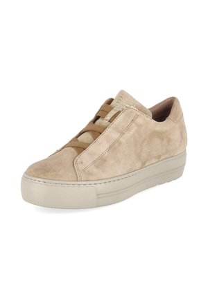 Zapatilla deportiva beige de ante de corte bajo con suela gruesa de goma blanca y cordones elásticos color tostado, vista frontal inclinada sobre fondo blanco.