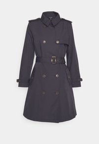 Mörk marinblå trenchcoat i glatt tyg, med dubbelknäppta knappar, ett bälte i midjan och axelklappar.