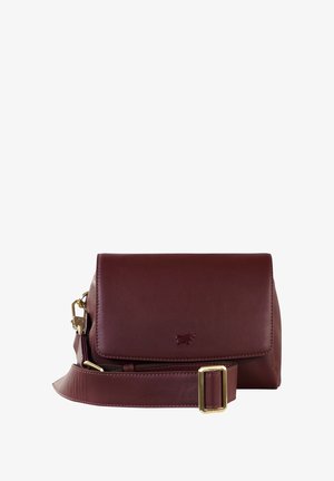 Borsa a tracolla in pelle bordeaux con chiusura a patta, hardware dorato e tracolla regolabile. Texture liscia con un sottile dettaglio del logo.