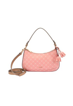 Sac à main synthétique rose avec une forme courbée, orné d'un motif répétitif, une sangle de couleur claire et deux pompons sur le tirette du zip.