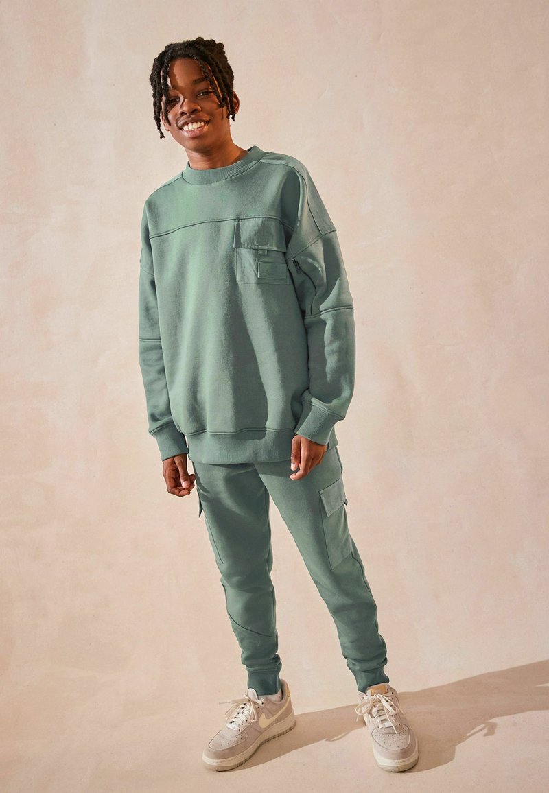Next - UTILITY CREW NECK  SET  - Trenirka - sage green, Povečajte