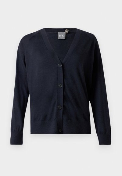 Καζ ντε ντε ρινγκ σε ναυτικό μπλε με κουμπιά, μακριά μανίκια, V-λαιμόκοψη, ριμπ μανσέτες και μέση, εμφανιζόμενο σε απλό ανοιχτό φόντο.