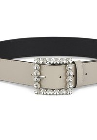Cinturón de cuero beige con un amplio respaldo negro, que presenta una hebilla cuadrada adornada con strass y una textura suave.