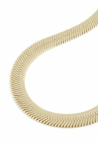 Guldkedja med sammanlänkade, vinklade metallöglor. Designen har en slät yta och en glänsande finish, samt är böjd i formen.