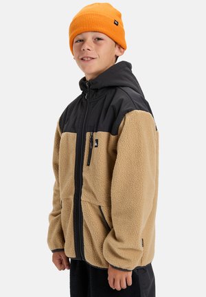 Giacca in fleece con corpo beige e cappuccio e maniche nere, chiusura a zip, due tasche frontali e una piccola etichetta con logo sul petto.