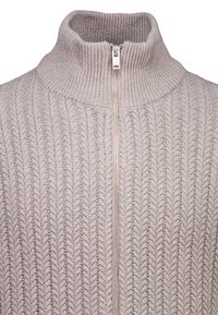 Pull en maille gris clair avec un col côtelé haut et une fermeture éclair centrale argentée.