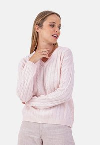 Hellrosa Strickpullover mit V-Ausschnitt, ausgestattet mit gerippten Bündchen und Saum. Die Textur ist weich, mit einem klassischen Strickmuster durchgehend.
