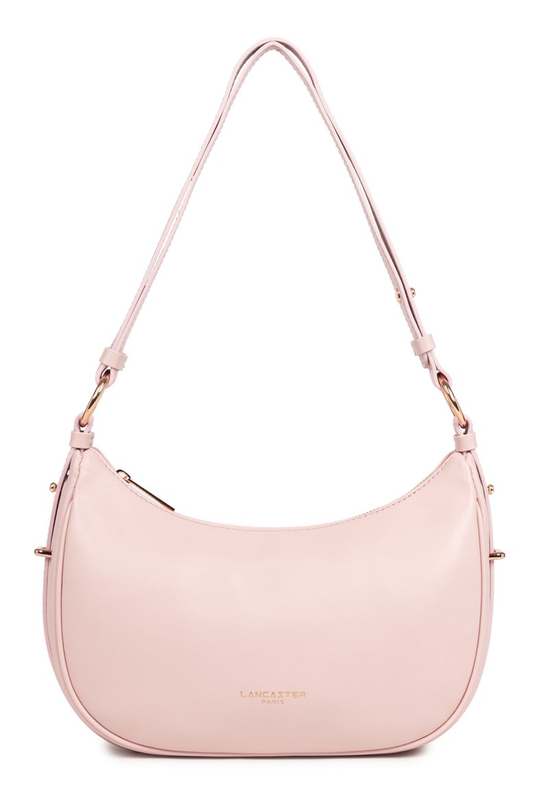 Sac à bandoulière en cuir rose clair avec ferrures dorées, fermeture éclair incurvée sur le dessus, et "Lancaster Paris" embossé en or au centre avant.