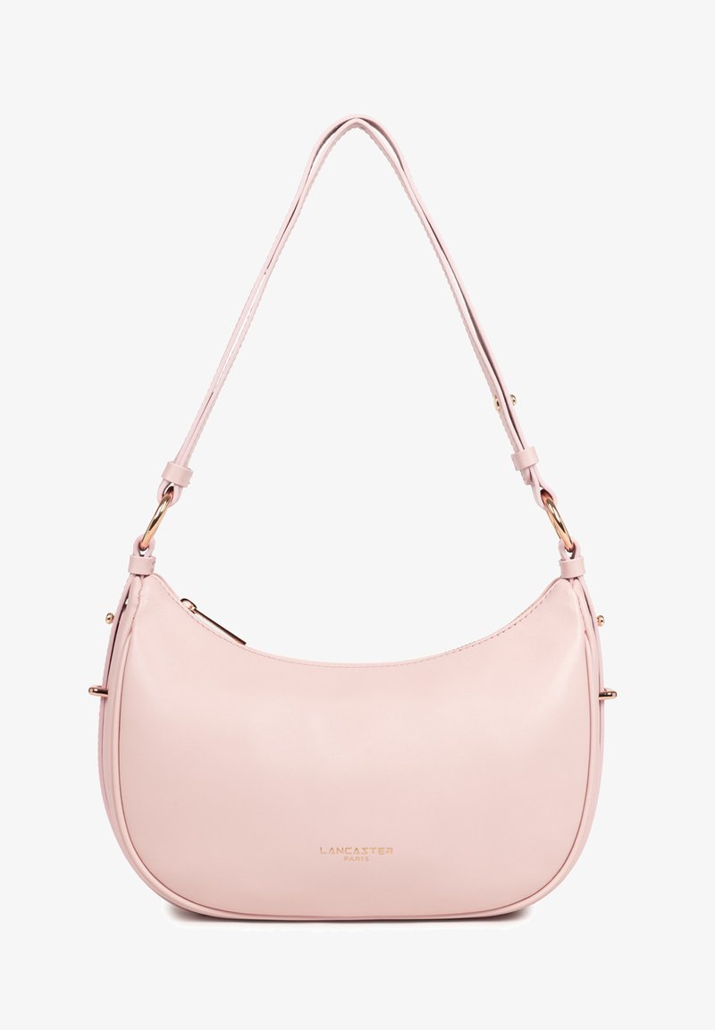 Sac à bandoulière en cuir rose clair avec ferrures dorées, fermeture éclair incurvée sur le dessus, et "Lancaster Paris" embossé en or au centre avant.