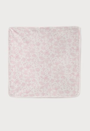 Couverture carrée douce avec un motif floral rose pâle sur fond clair, bords soigneusement cousus.