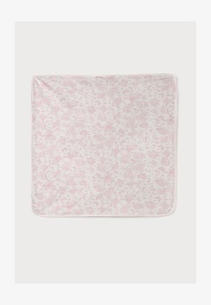 Couverture carrée douce avec un motif floral rose pâle sur fond clair, bords soigneusement cousus.