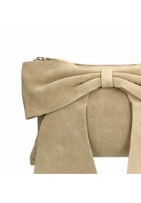 Clutch in suede beige con un grande dettaglio a fiocco sulla parte anteriore, dotata di chiusura con zip nella parte superiore e finitura liscia e testurizzata.