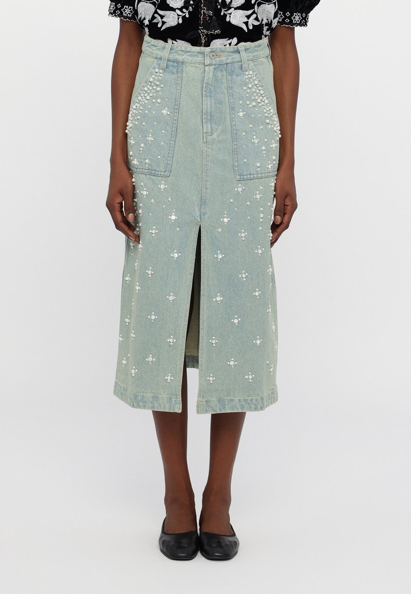 Τζιν φούστα midi σε ανοιχτό μπλε, με εμπρόσθιο σκίσ�ιμο και διακοσμημένη με άσπρες χάντρες. Διαθέτει δύο μπροστινές τσέπες και κλασική ζώνη μέσης.