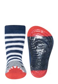 Skarpetki w niebiesko-białe paski z designem rekina na palcach, z czerwonym akcentem na podeszwie o chropowatej, błyszczącej powierzchni.