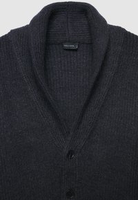 Cardigan a maglia grigio scuro con collo a V, sei bottoni e motivo in tessuto lavorato. L'etichetta riporta "CALLIOPE" con la taglia "L."