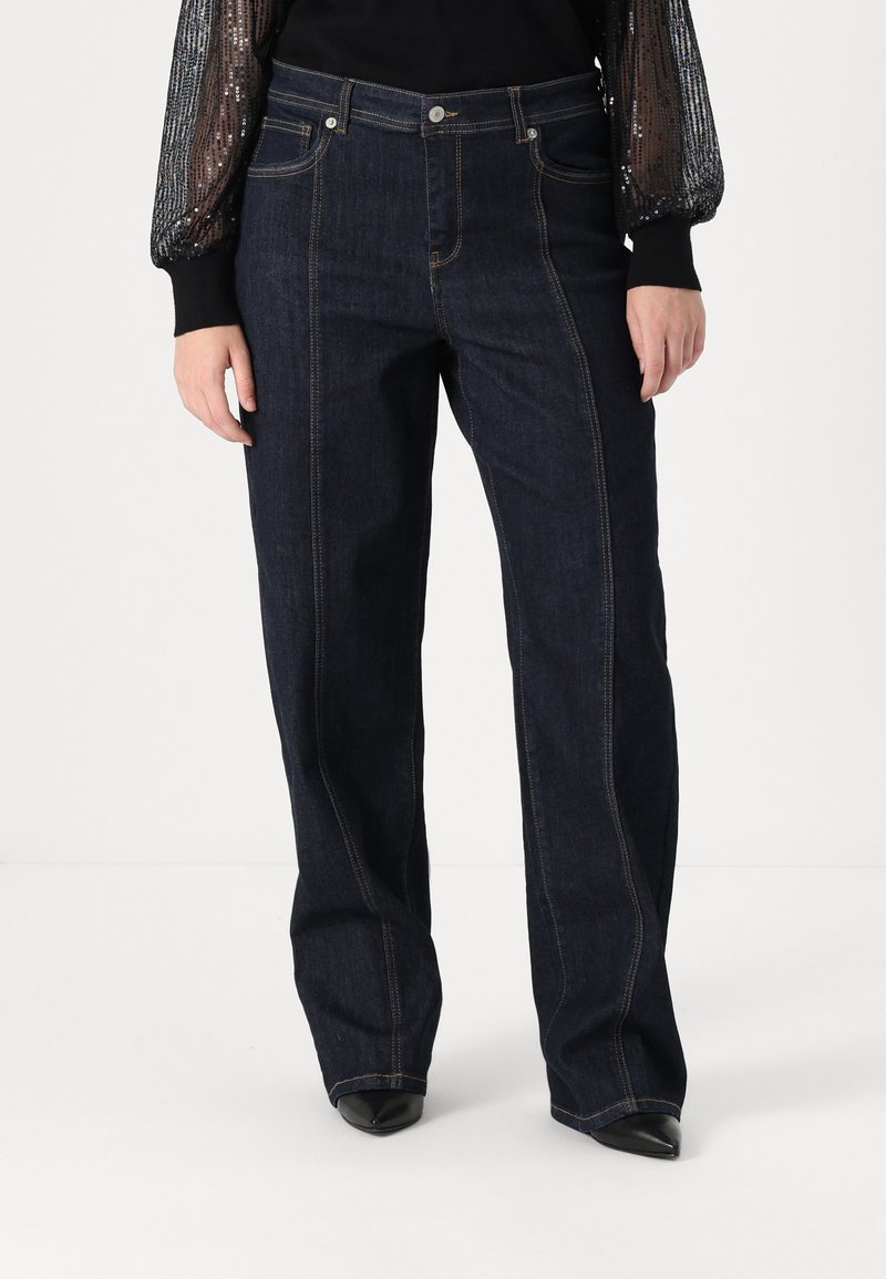 Σκούρες τζιν παντελόνες με φαρδιά πόδια και ψηλή μέση, διαθέτοντας μπροστινές τσέπες, αντίθετη ραφή και καθαρή καμπή στο τελείωμα.