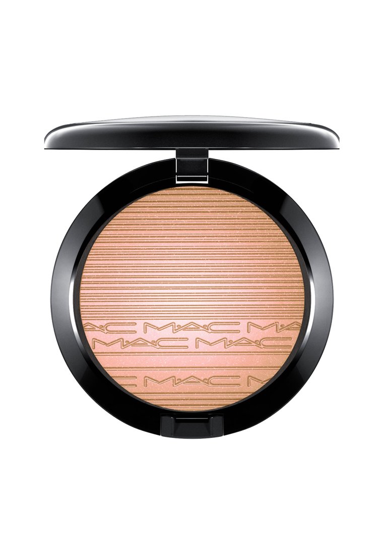 Compact bronzer met een zwarte behuizing en glanzende afwerking, voorzien van een gestructureerd oppervlak met horizontale lijnen en een gegraveerd merkteken.