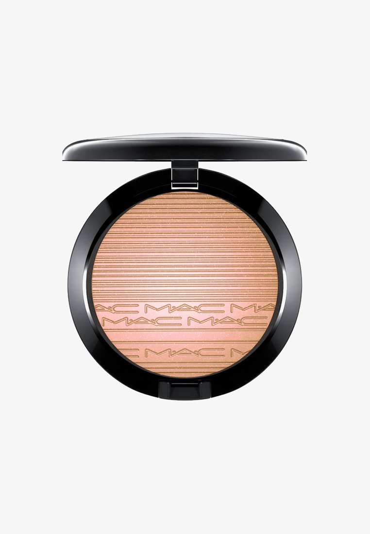 Kompaktowy bronzer w czarnej obudowie o błyszczącym wykończeniu, z teksturowaną powierzchnią z poziomymi liniami i wyrytym logo marki.