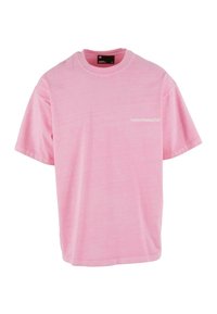 Roosa lühikeste varrukatega T-särk ümmarguse kaelusega, millel on pehme tekstuur ja mille ees on trükitud tekst "Pühapäevane Jooksuklubi".