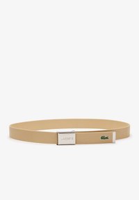 Béžový tkaný látkový opasok s striebornou kovovou prackou so vyrytým nápisom "LACOSTE" a malým zeleným logom krokodíla.