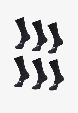 Mustad mustad sokid, ribitud disain, hingav materjal, logo detailiga. Kuus paari paigutatud kahte ritta.