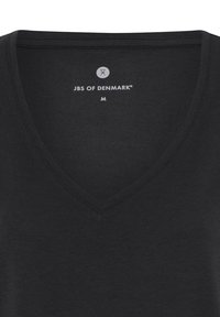 Sort v-hals t-shirt lavet af blød bomuld. Har et enkelt design med en sømløs hals og et mærke med brandnavnet "JBS of Denmark" og størrelsen "M."