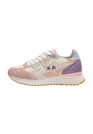 Low-profile sneaker in crèmekleurig, roze en lavendel suède met witte veters en een zigzagvormige gumzool, voorzien van een zwart geometrisch logo aan de zijkant.