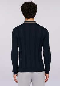 Maglione a coste blu navy con colletto e maniche lunghe. Presenta strisce verticali e una texture liscia. Nessuna lavorazione metallica visibile.