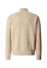 Béžový dlhý sveter na pletenie s dlhým rukávom, rebrovanými manžetami, spodným lemom a vysokým golierom zobrazený zozadu na bielom pozadí.