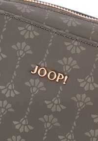 Pochette grigia con texture, caratterizzata da un motivo floreale embossato e un logo "JOOP!" in tonalità oro al centro della superficie. Chiusura con zip nella parte superiore.