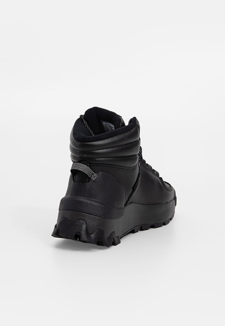 Bottes de randonnée noires avec un design à cheville haute, tige en cuir texturé, col rembourré, lacets et semelle crantée robuste pour une bonne traction.