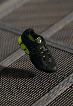 MEGARIDE O1 UNISEX - Trainers - core black/iron metallic/yellow