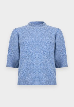 Blauwe gebreide trui met korte mouwen, een hoge ronde hals en geribbelde boorden aan de mouwen en zoom, weergegeven op een effen achtergrond.