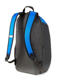 Černý batoh s modrými popruhy z prodyšné síťoviny, se zipem, polstrovanými částmi a zakřiveným tvarem; má nastavitelné popruhy pro pohodlí.