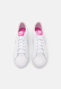 Nike Sportswear COURT LEGACY - Tenisice - white/football grey/cosmic fuchsia/pearl pink