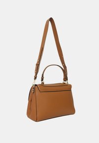 Borsa a mano in pelle marrone con una forma strutturata, maniglia superiore e tracolla removibile con dettagli hardware decorativi.